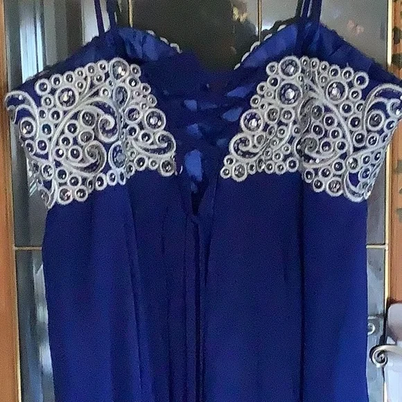 Gown - Picture 3 of 8